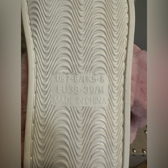 Cozy Pink Faux Fur Women's Slippers - Picture 3 of 3